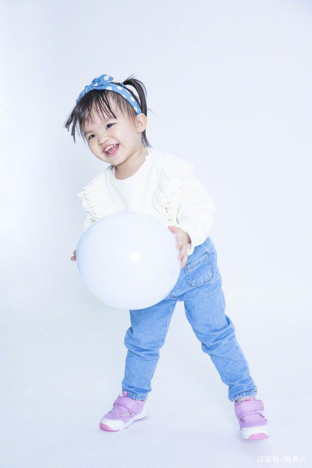 带莹的女孩名字含义：光彩夺目，智慧灵动